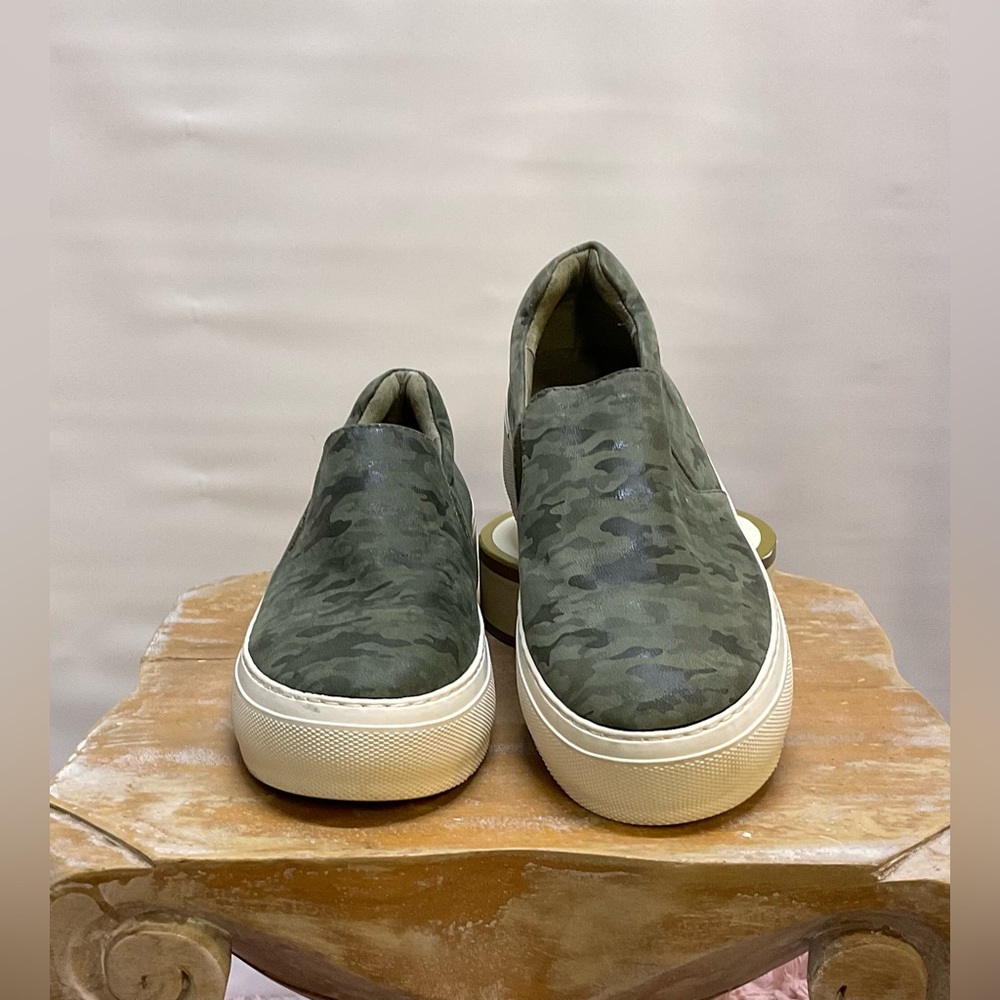 J/Slides Cleo Platform Slip On Sneaker in Green Camo Leather Sz 7.5